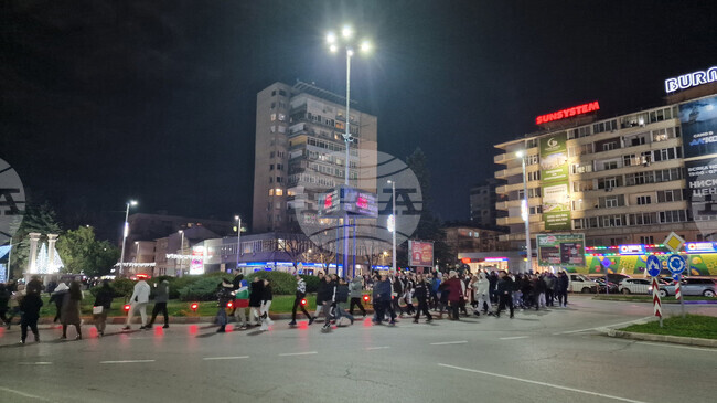Протестът в Шумен продължи под формата на шествие към сградата на Областната администрация и градската градина
