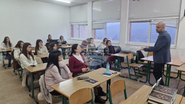 Добрата литература трябва да донесе на читателя утеха, каза писателят, режисьор и актьор Йордан Славейков във Великотърновския университет