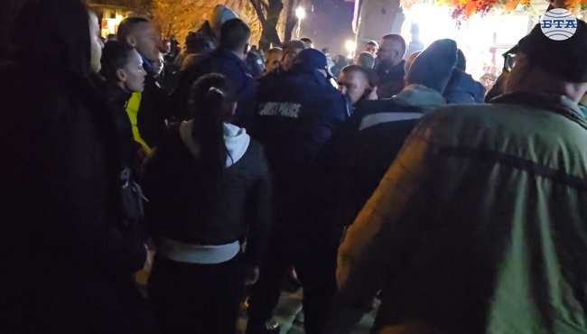 Граждани протестираха в Сливен пред сградата на Общината