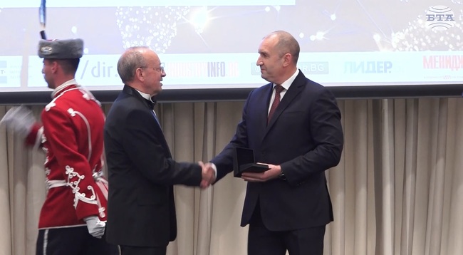 Държавният глава Румен Радев връчи на Българската търговско-промишлена палата почетния знак на президента