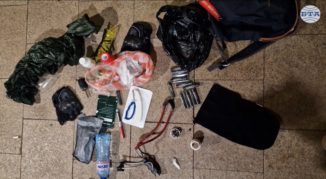 От СДВР са открили множество маски, боксове, пиратки, както и газов пистолет у непълнолетни при протеста пред Министерския съвет