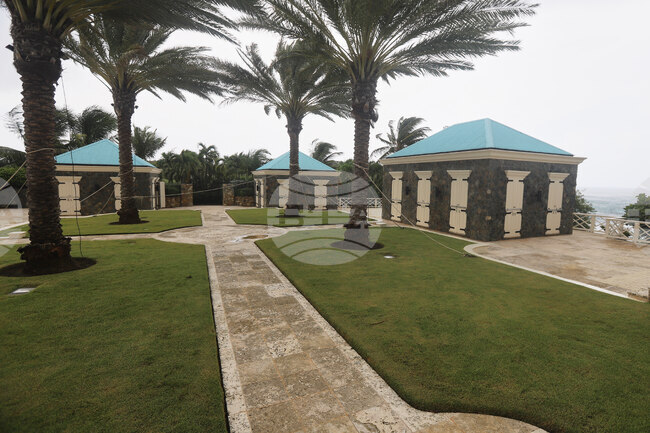 Снимки на Тръмп, Клинтън и бившия принц Андрю от имот на Епстийн бяха публикувани от демократи от Камарата на представителите