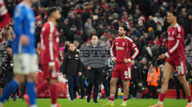 Ливърпул е изправен пред угрозата да загуби домакинското си предимство, предупреди мениджърът Арне Слот