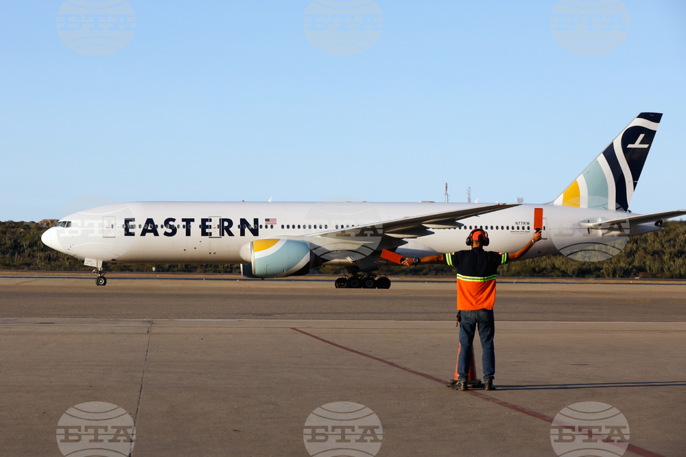 Самолет с върнати мигранти от САЩ кацна във Венецуела, съобщи външният министър на страната