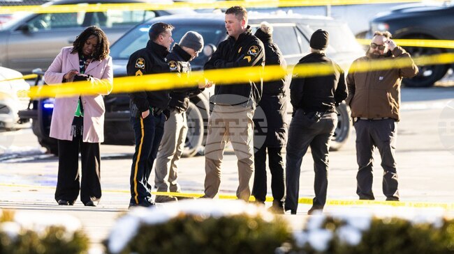 Трима полицаи бяха ранени в престрелка с преследван нападател в американския щат Небраска; заподозреният за прострелването на мъж беше убит