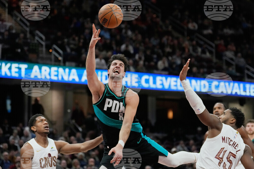 APTOPIX Trail Blazers Cavaliers Basketball