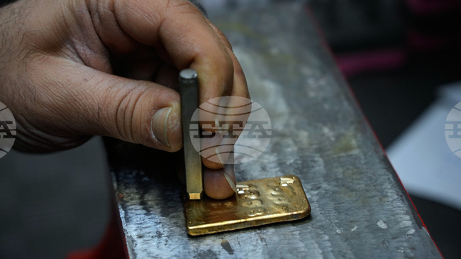 Златото и среброто поскъпнаха до нови рекорди след обвиненията срещу Джером Пауъл и на фона на протестите в Иран