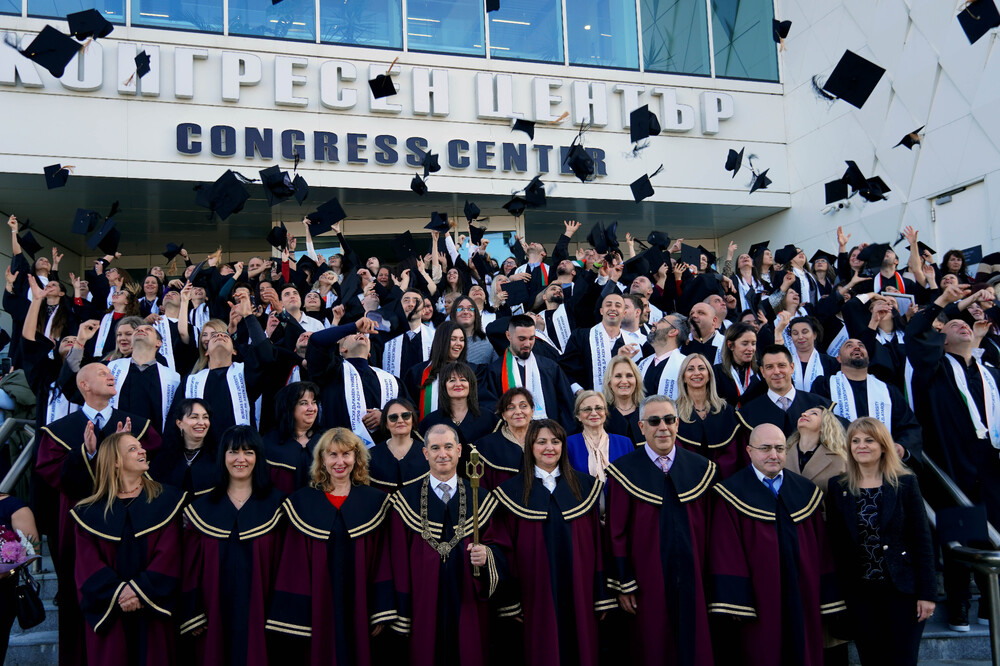 Абсолвенти получиха дипломите си от Бургаски държавен университет "Проф. д-р Асен Златаров"