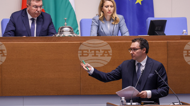 Министър Даниел Митов отрече твърдение на Елисавета Белобрадова, че след протеста на 1 декември арестите са пълни със студенти по джаз пеене