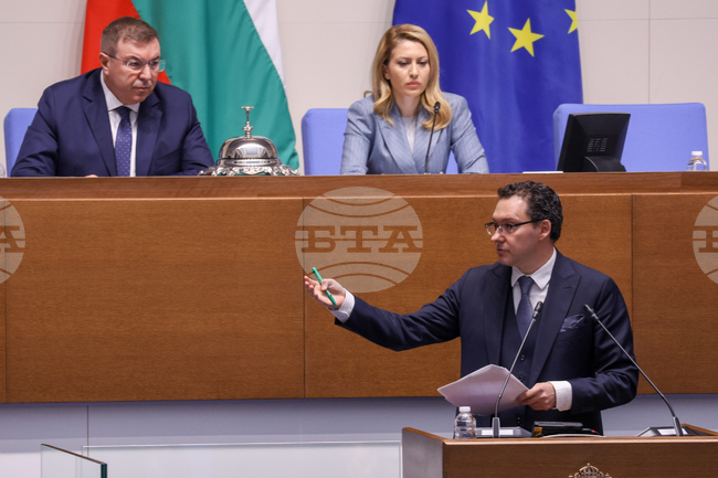 Министър Даниел Митов отрече твърдение на Елисавета Белобрадова, че след протеста на 1 декември арестите са пълни със студенти по джаз пеене