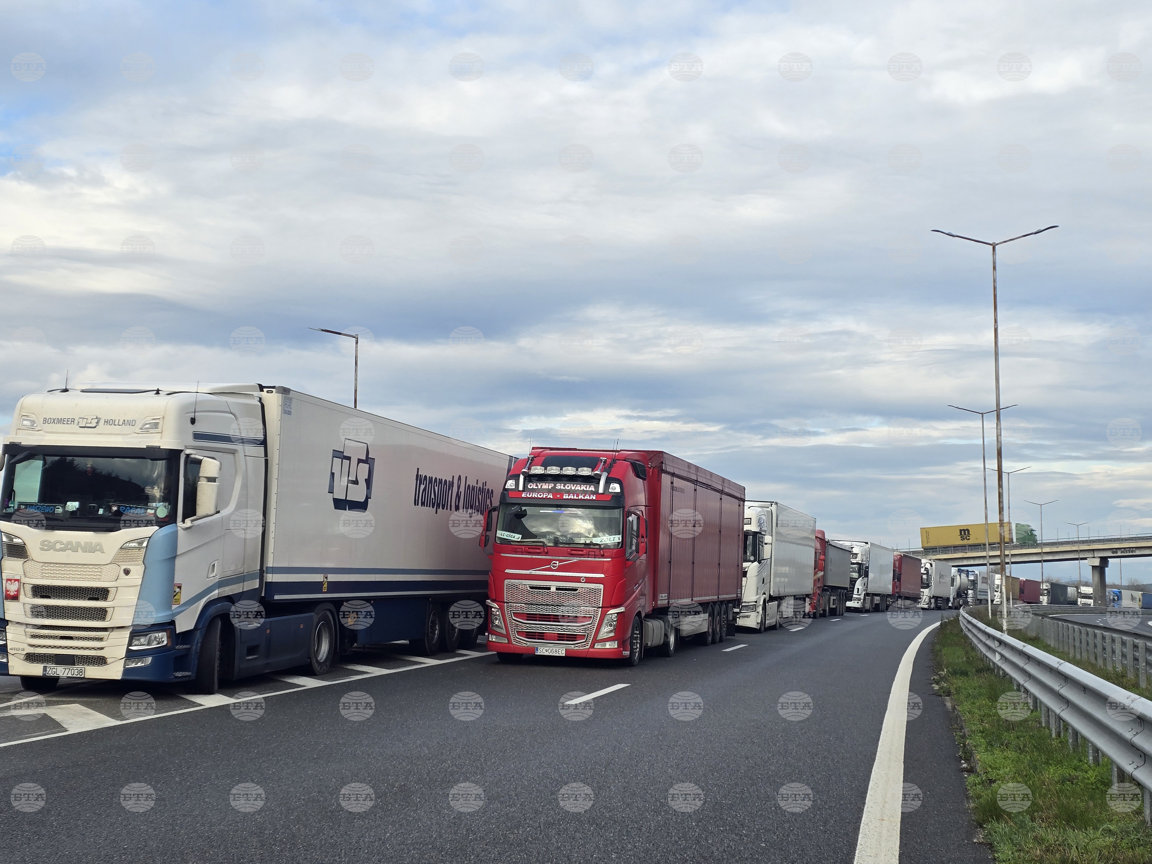 Възстановено е движението на тежкотоварни автомобили над 12 т при граничния преход "Кулата", съобщиха от Агенцията "Пътна инфраструктура".