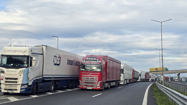 Възстановено е движението на тежкотоварни автомобили над 12 т при граничния преход "Кулата", съобщиха от Агенцията "Пътна инфраструктура".