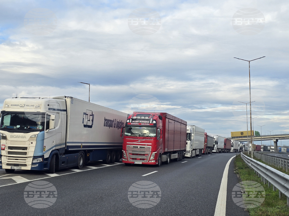 Възстановено е движението на тежкотоварни автомобили над 12 т при граничния преход "Кулата", съобщиха от Агенцията "Пътна инфраструктура".