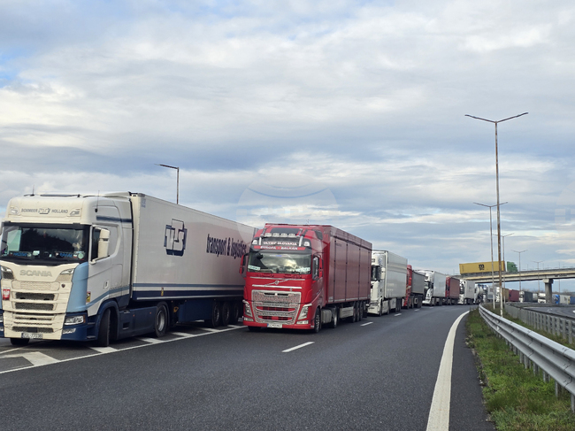 Възстановено е движението на тежкотоварни автомобили над 12 т при граничния преход "Кулата", съобщиха от Агенцията "Пътна инфраструктура".