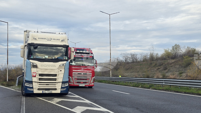 В момента тежкотоварни автомобили преминават свободно и от двете страни на българо-гръцката граница при граничен преход "Кулата"