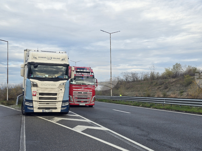 Тежкотоварните автомобили преминават свободно и от двете страни на българо-гръцката граница при граничен преход "Кулата"