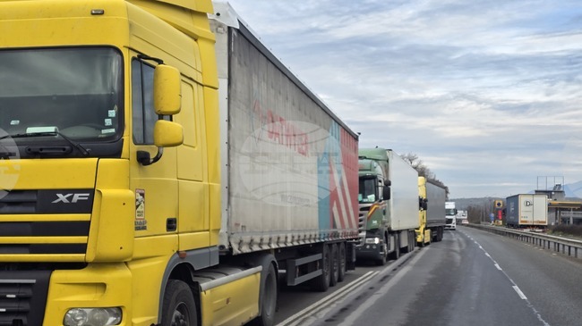 Greek Farmers’ Protest Causes Truck Delays at Kulata Border Crossing, Government Issues Zero-Tolerance Warning Amid Violenece
