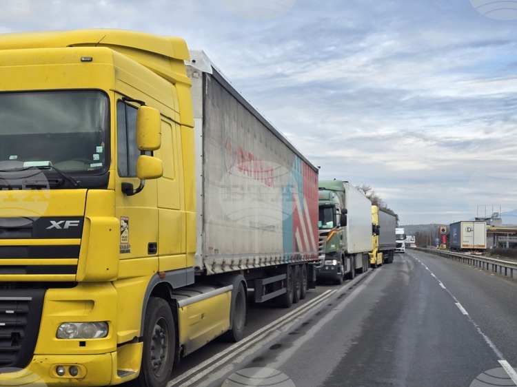 Greek Farmers’ Protest Causes Truck Delays at Kulata Border Crossing, Government Issues Zero-Tolerance Warning Amid Violence