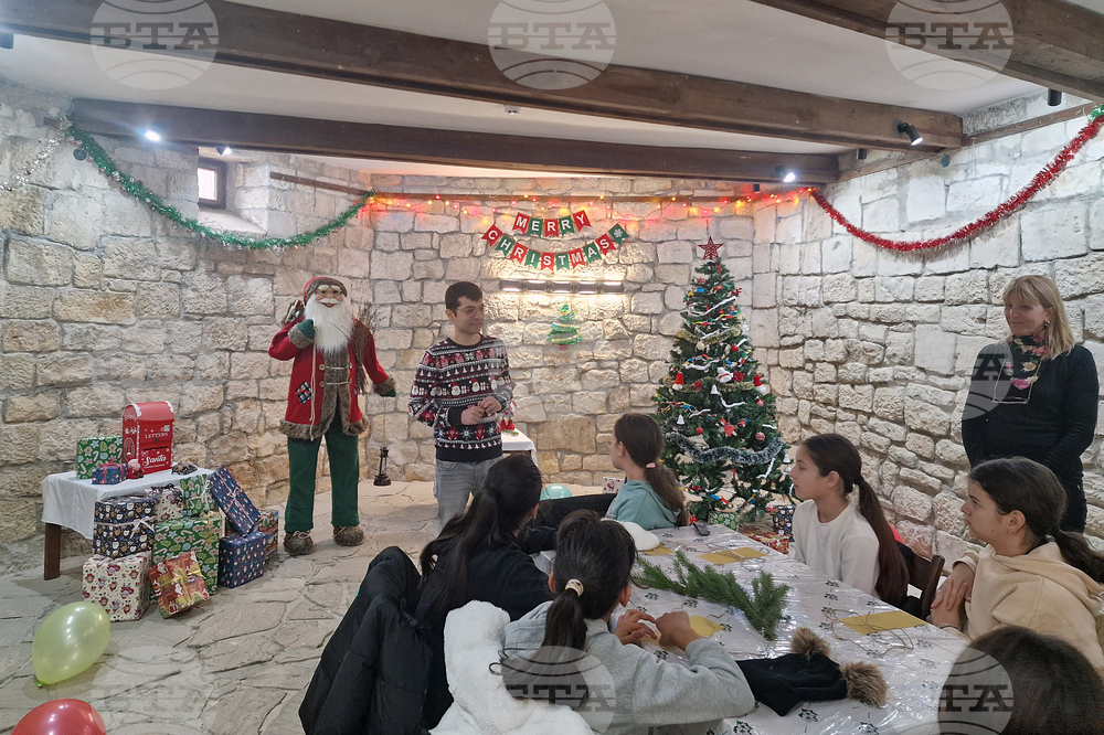 Деца изработват свещи от натурален пчелен восък в коледна работилница в Етнографския музей в Разград 