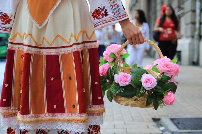 Фолклорният ансамбъл „Розова долина“ от Карлово ще представи спектакъла „Коледни тайнства“ в Прага на 12 декември 