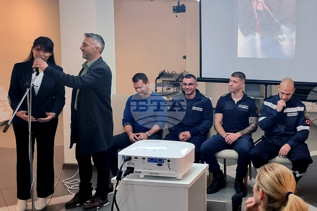 Варна - пожарникари - календар - благотворителност