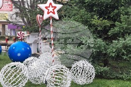 Ямбол - коледна украса пред сградата на Община Тунджа