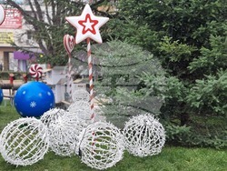 Ямбол - коледна украса пред сградата на Община Тунджа