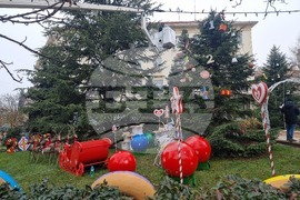 Ямбол - коледна украса пред сградата на Община Тунджа