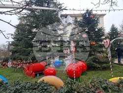 Ямбол - коледна украса пред сградата на Община Тунджа