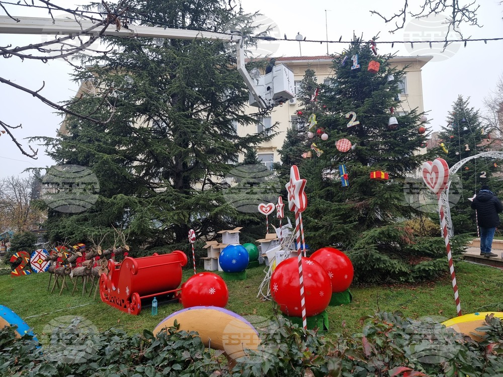 Ямбол - коледна украса пред сградата на Община Тунджа
