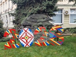 Ямбол - коледна украса пред сградата на Община Тунджа