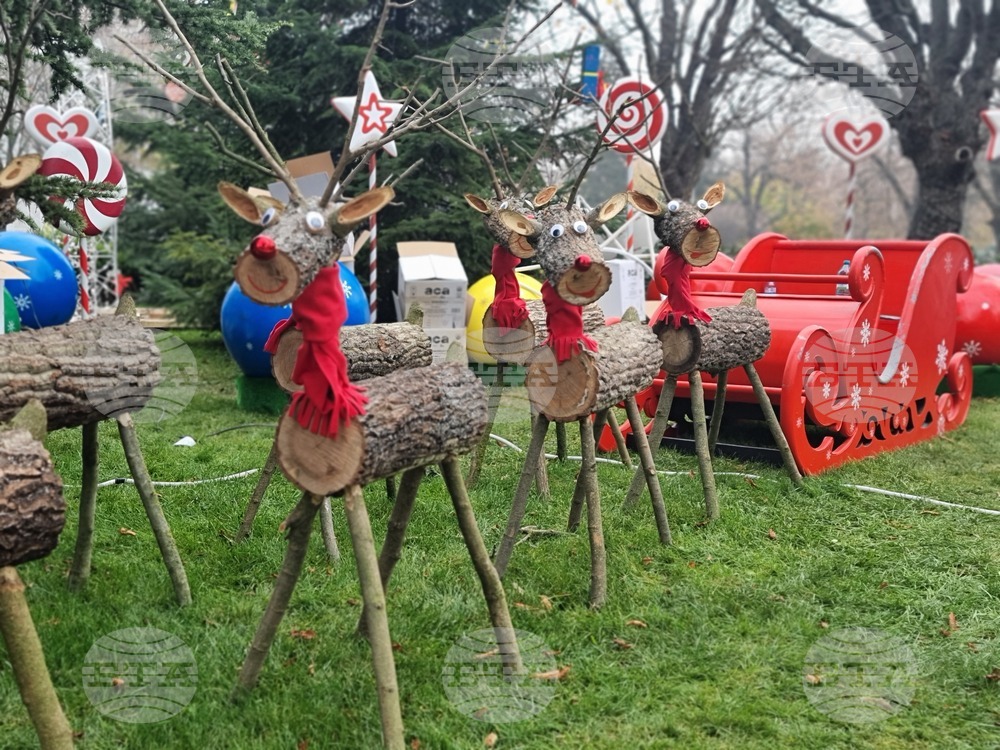 Ямбол - коледна украса пред сградата на Община Тунджа