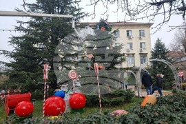 Ямбол - коледна украса пред сградата на Община Тунджа