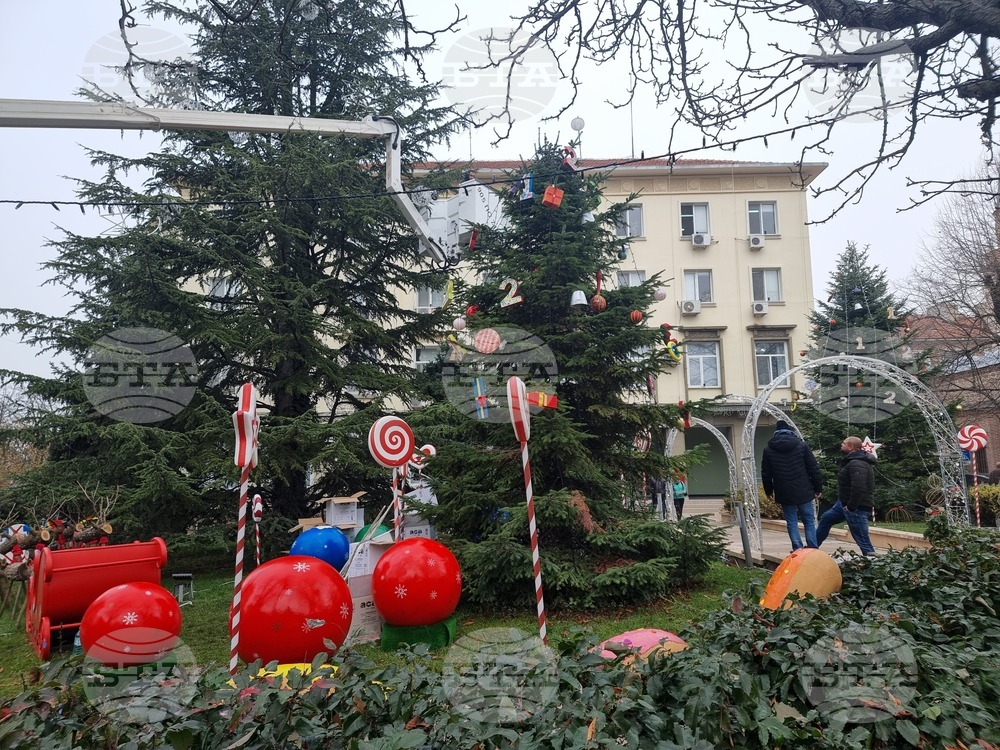 Ямбол - коледна украса пред сградата на Община Тунджа