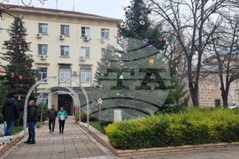 Ямбол - коледна украса пред сградата на Община Тунджа