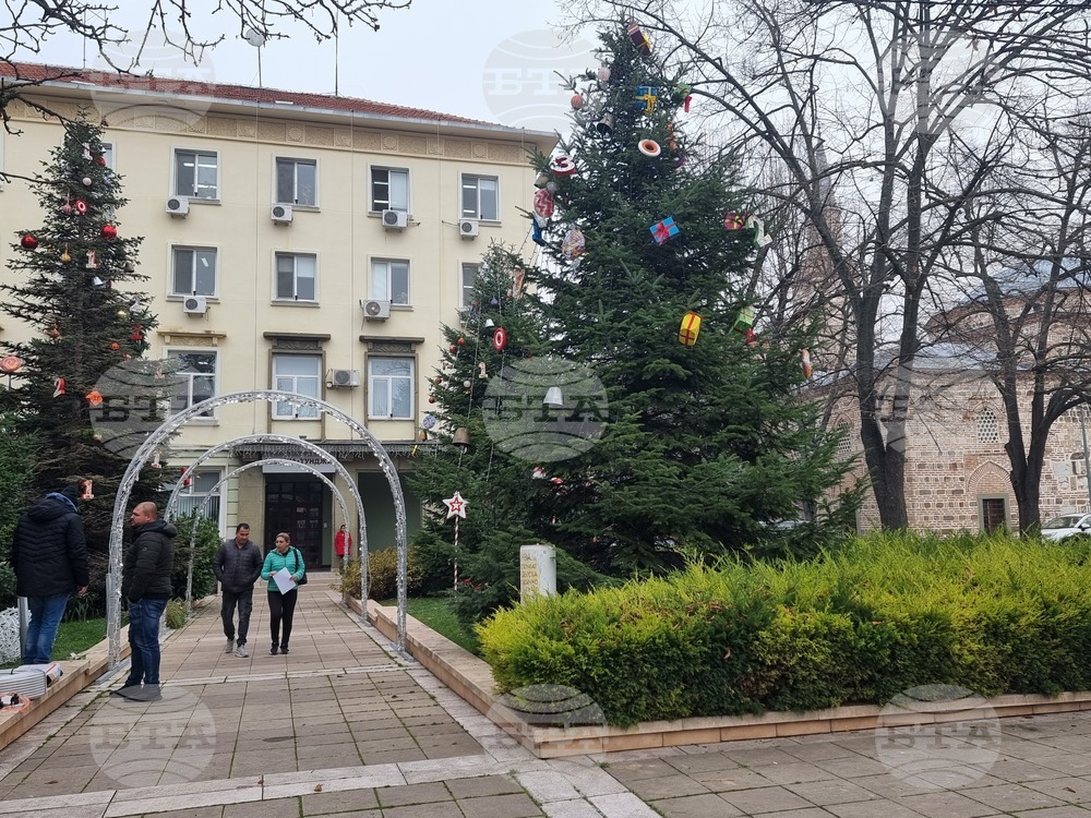 Ямбол - коледна украса пред сградата на Община Тунджа