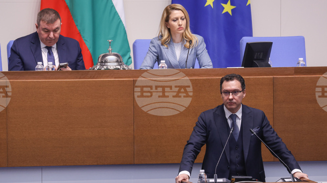 На рождения си ден министър Даниел Митов отговаря пет часа на въпроси за действията на МВР на протеста на 1 декември, поискаха му и оставката