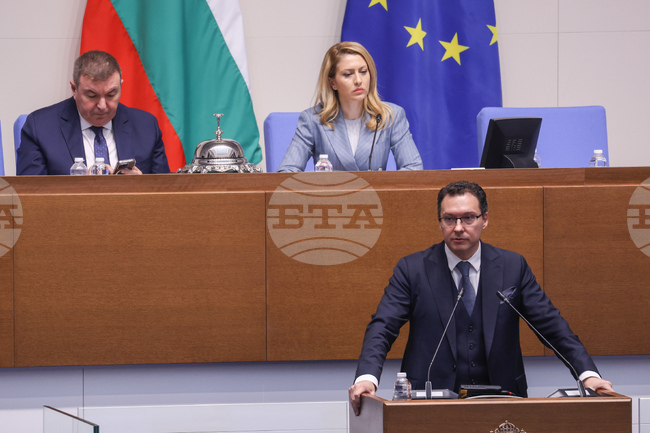 На рождения си ден министър Даниел Митов отговаря пет часа на въпроси за действията на МВР на протеста на 1 декември, поискаха му и оставката