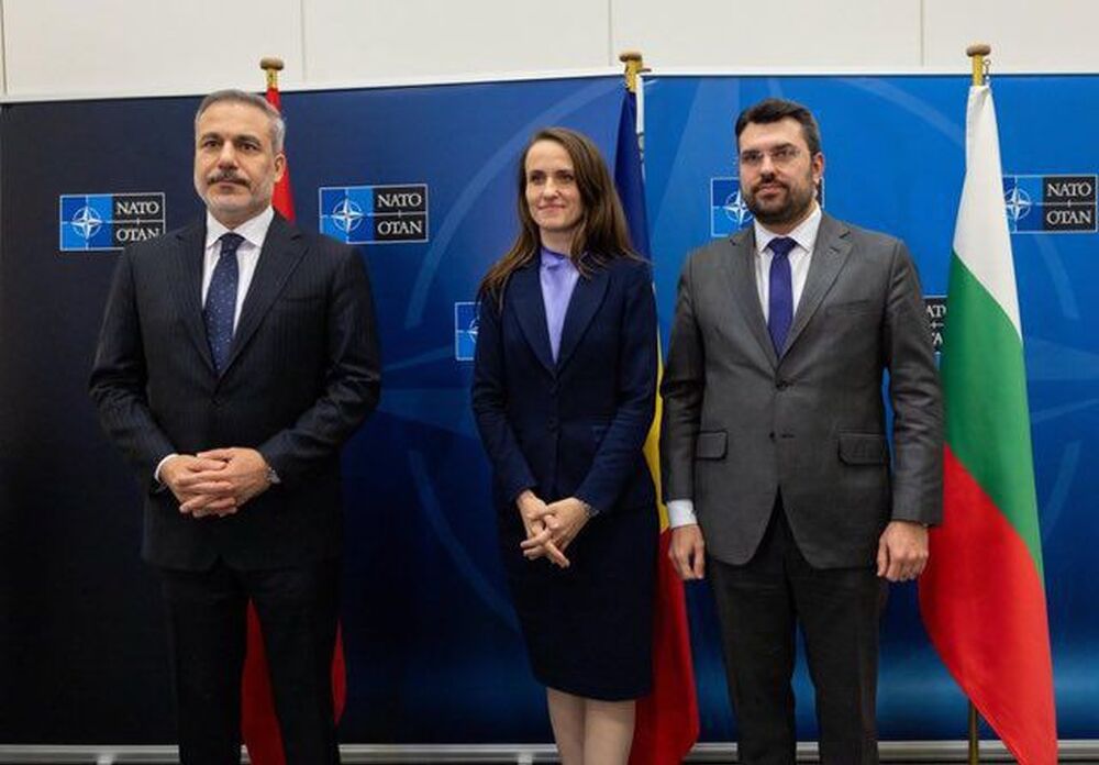 Министрите на външните работи на България, Румъния и Турция проведоха тристранна среща в рамките на срещата на министрите на външните работи на НАТО в Брюксел, посветена на сигурността в Черноморския регион и подкрепата за Украйна