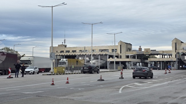 Възстановено е движението при км 441 на пътя София - Кулата през граничен преход "Кулата" за моторни преводни средства над 12 тона