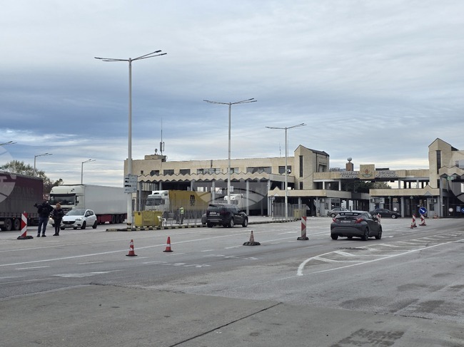 Ограничено е движението на тежкотоварни автомобили над 12 тона през граничния преход „Кулата – Промахон“