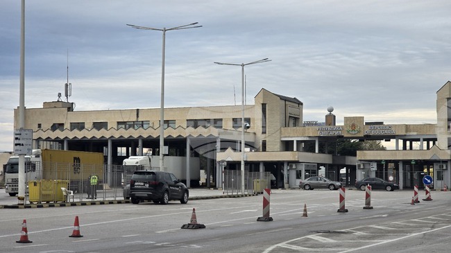 През граничния преход "Кулата" към момента преминават тежкотоварни автомобили и в двете посоки