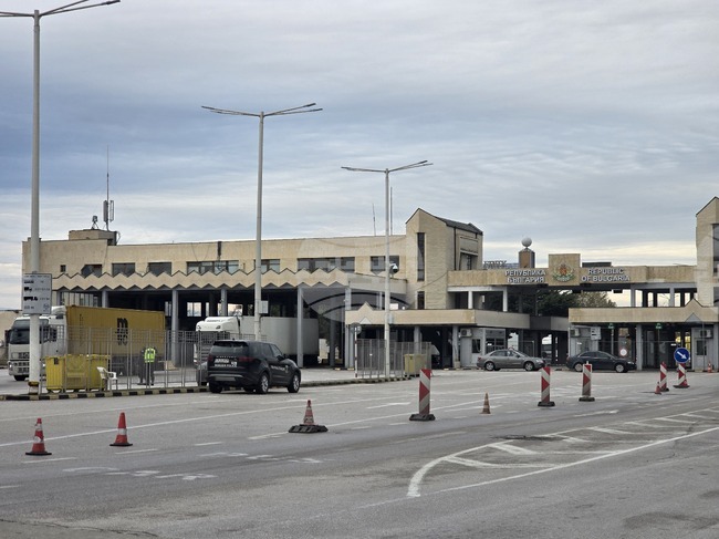 През граничния преход "Кулата" към момента преминават тежкотоварни автомобили и в двете посоки