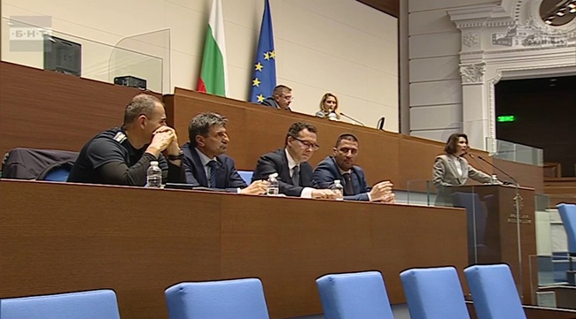 Министър Даниел Митов отрече твърдение на Елисавета Белобрадова, че след протеста на 1 декември арестите са пълни със студенти по джаз пеене