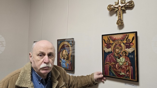 Иконописецът Красимир Ташев подреди коледна изложба в Плевен