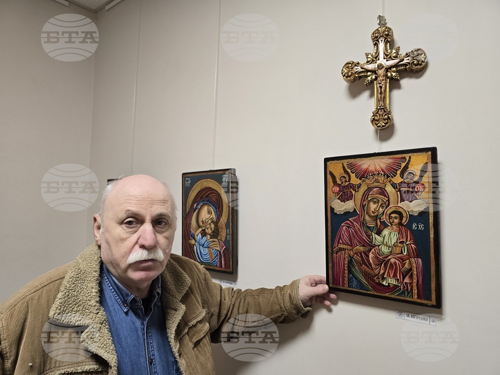 Иконописецът Красимир Ташев подреди коледна изложба в Плевен
