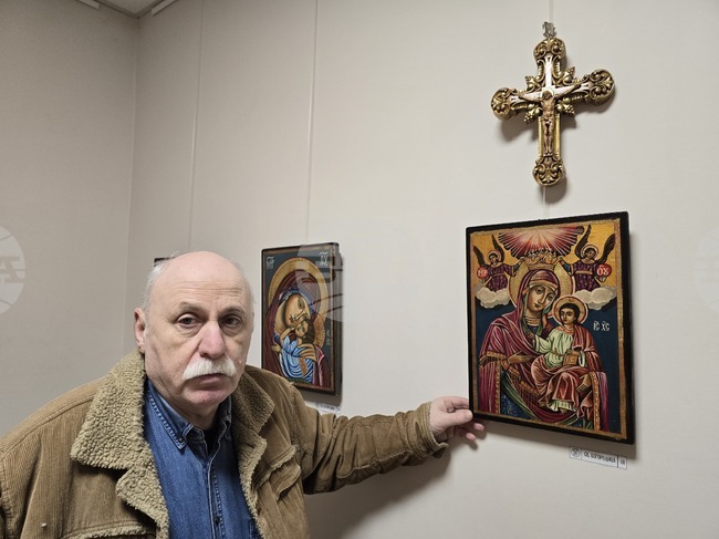 Иконописецът Красимир Ташев подреди коледна изложба в Плевен