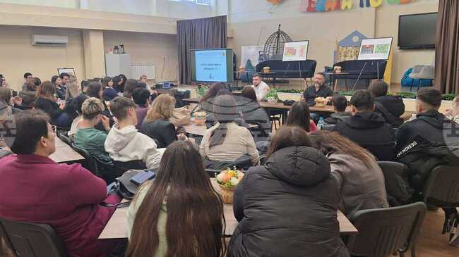 Служители на ГДБОП обучаваха ученици от Шумен за опасностите, които крие общуването в интернет и социалните мрежи