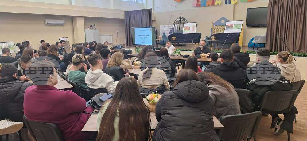 Служители на ГДБОП обучаваха ученици от Шумен за опасностите, които крие общуването в интернет и социалните мрежи