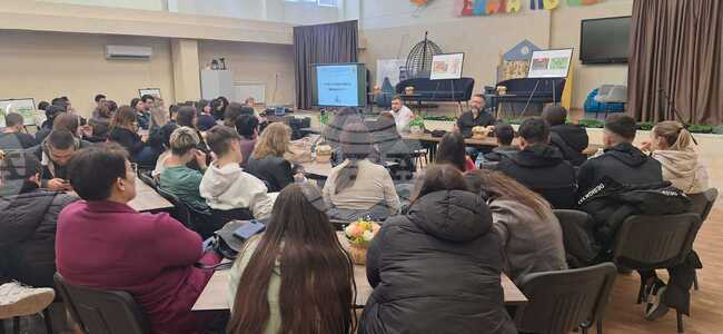 Служители на ГДБОП обучаваха ученици от Шумен за опасностите, които крие общуването в интернет и социалните мрежи